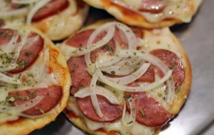 Mini pizzas apetitosas recém-saídas do forno